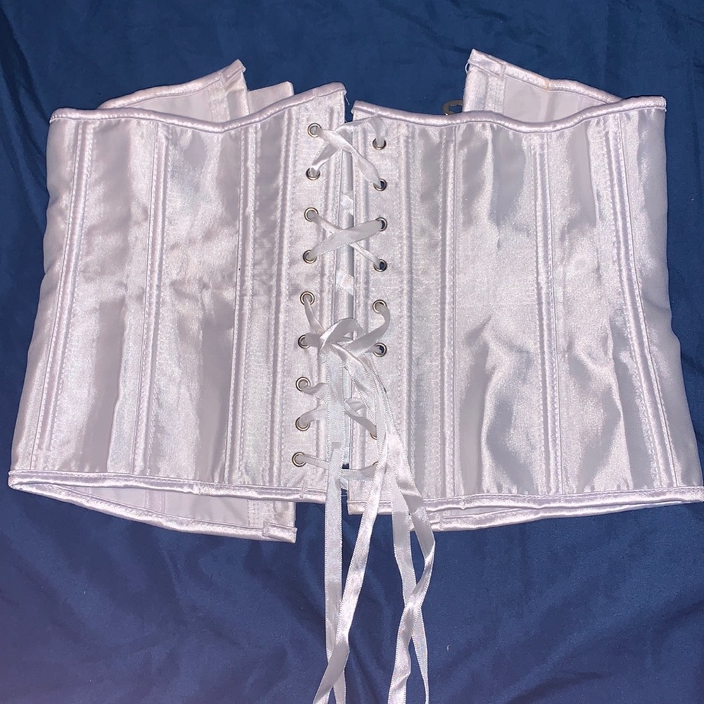 One size corset. Fits the body so nice 🔥